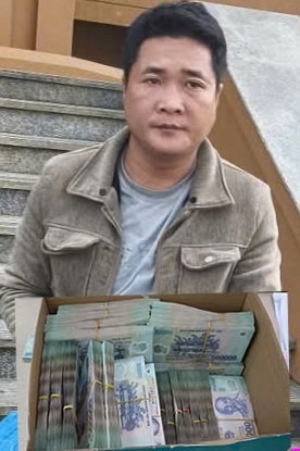 Bắt 2 đối tượng trộm 2 gói hàng chứa 7,85 tỷ đồng tiền mặt trên xe khách- Ảnh 1. Bắt 2 đối tượng trộm 2 gói hàng chứa 7,85 tỷ đồng tiền mặt trên xe khách- Ảnh 1.