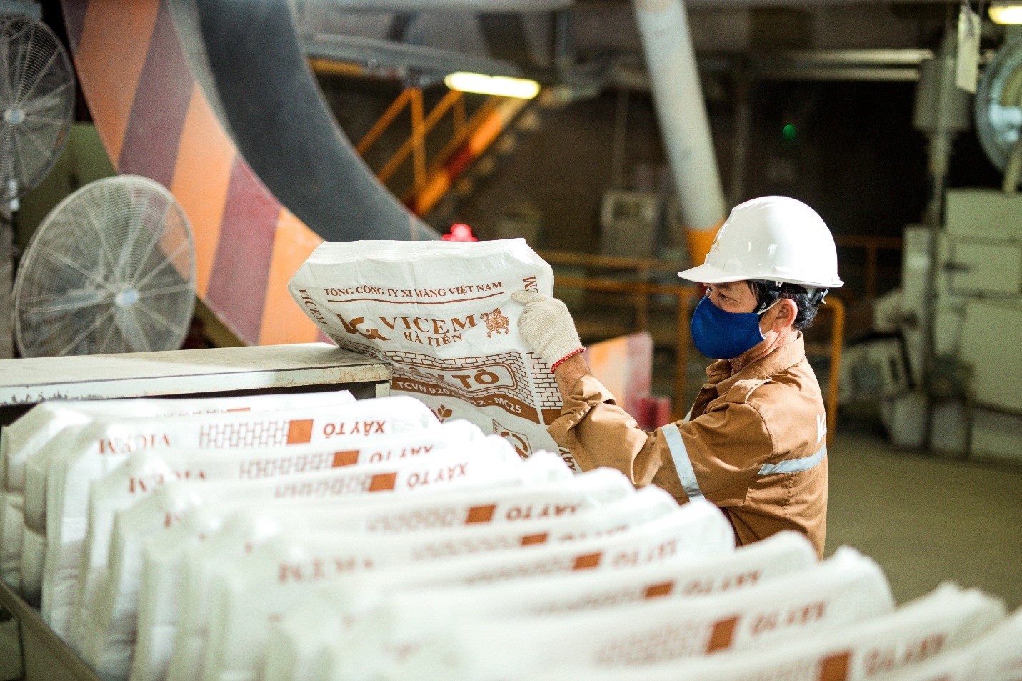 Giảm mạnh nợ vay, Vicem Hà Tiên ghi nhận năm lãi cao nhất 4 năm - Ảnh 1.