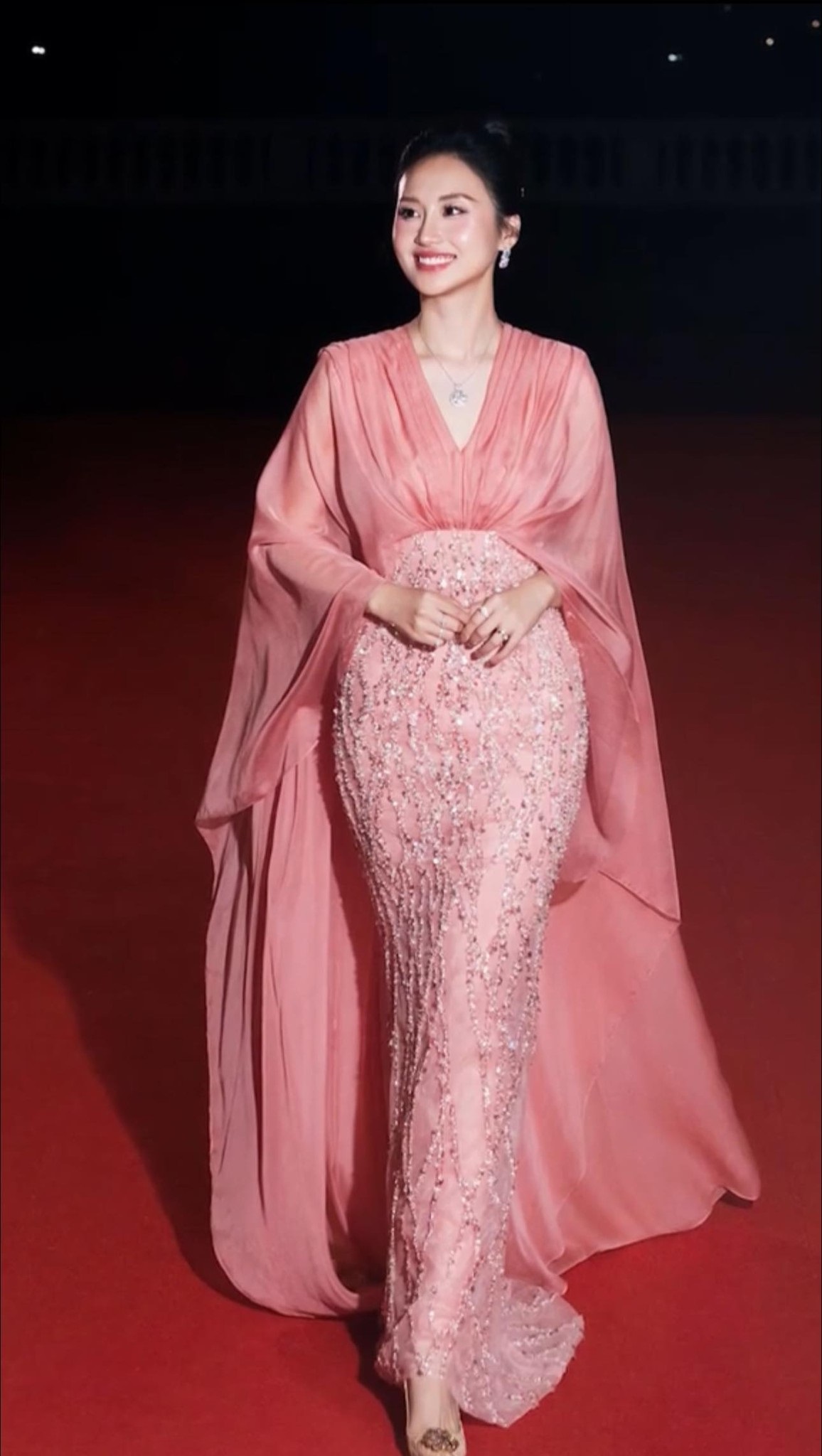 Hình ảnh cực hiếm của con dâu cả nhà tỷ phú trong lễ cưới Phương Nhi gây chú ý - Ảnh 4.