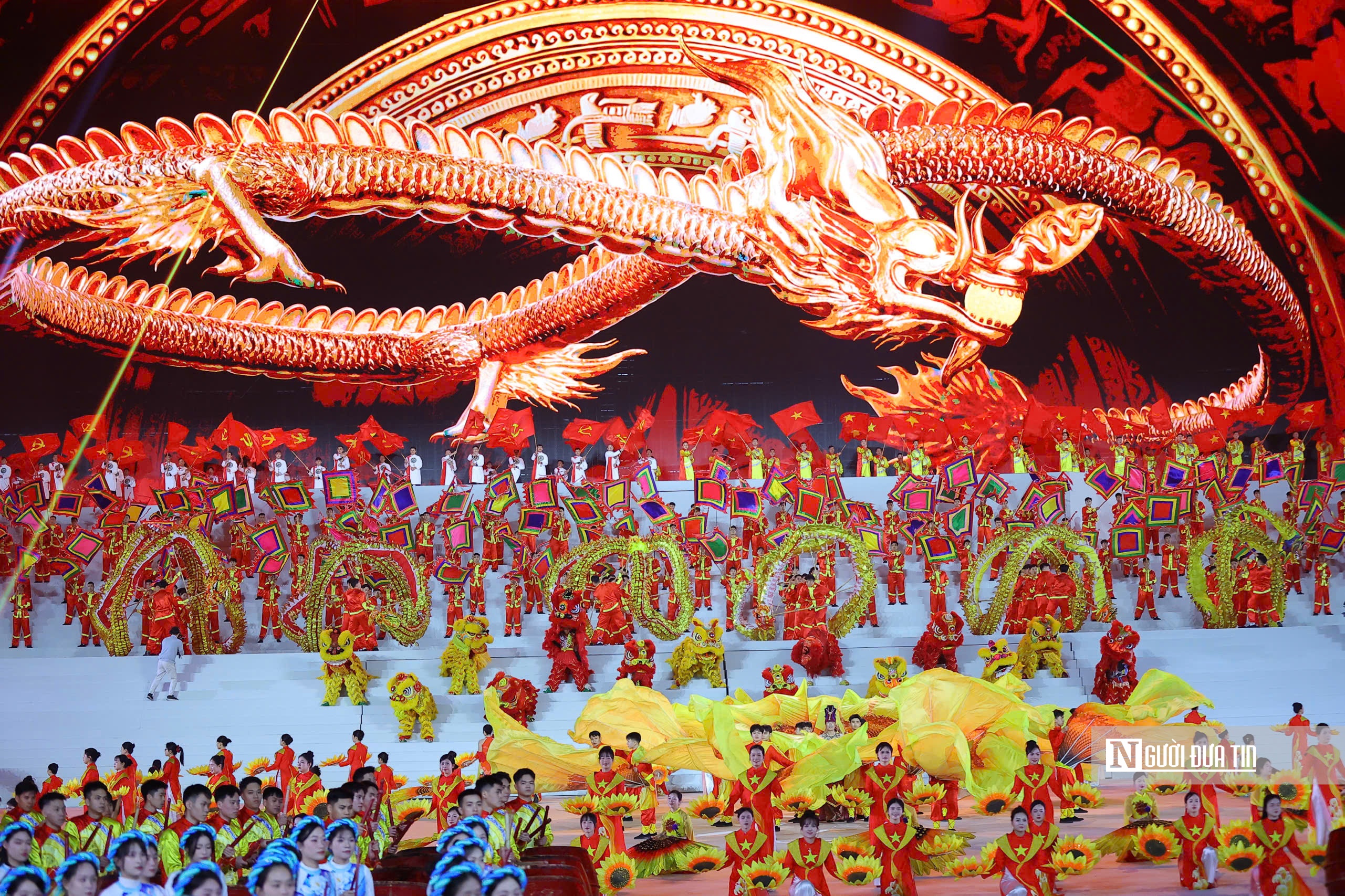 Người d&acirc;n h&aacute;o hức đi xem m&agrave;n ph&aacute;o hoa lớn nhất lịch sử mừng Đại hội Đảng- Ảnh 12.