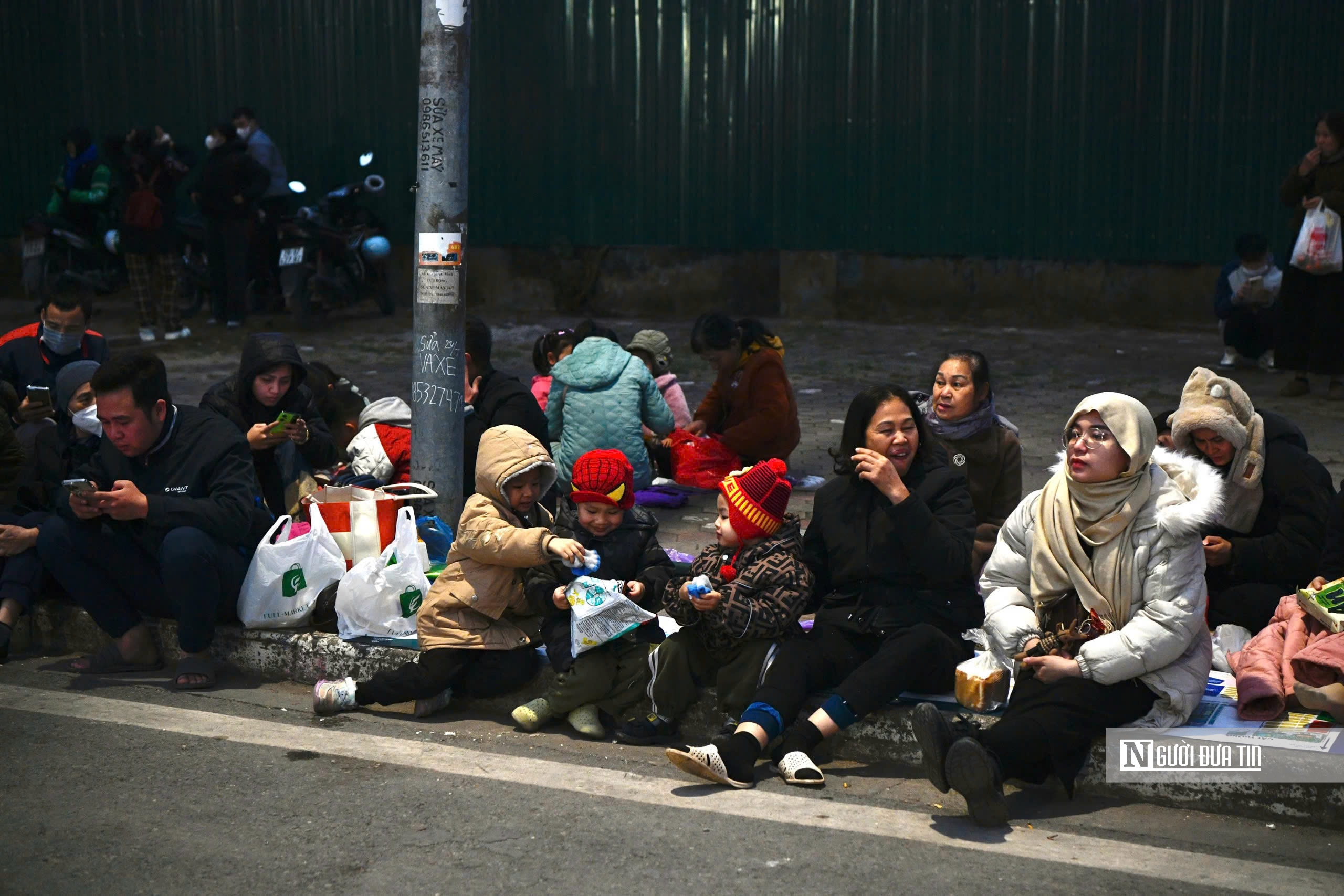 Người d&acirc;n h&aacute;o hức đi xem m&agrave;n ph&aacute;o hoa lớn nhất lịch sử mừng Đại hội Đảng- Ảnh 7.