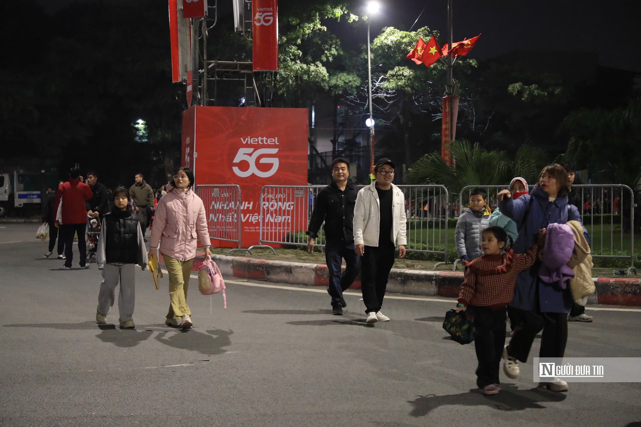 Người d&acirc;n h&aacute;o hức đi xem m&agrave;n ph&aacute;o hoa lớn nhất lịch sử mừng Đại hội Đảng- Ảnh 1.