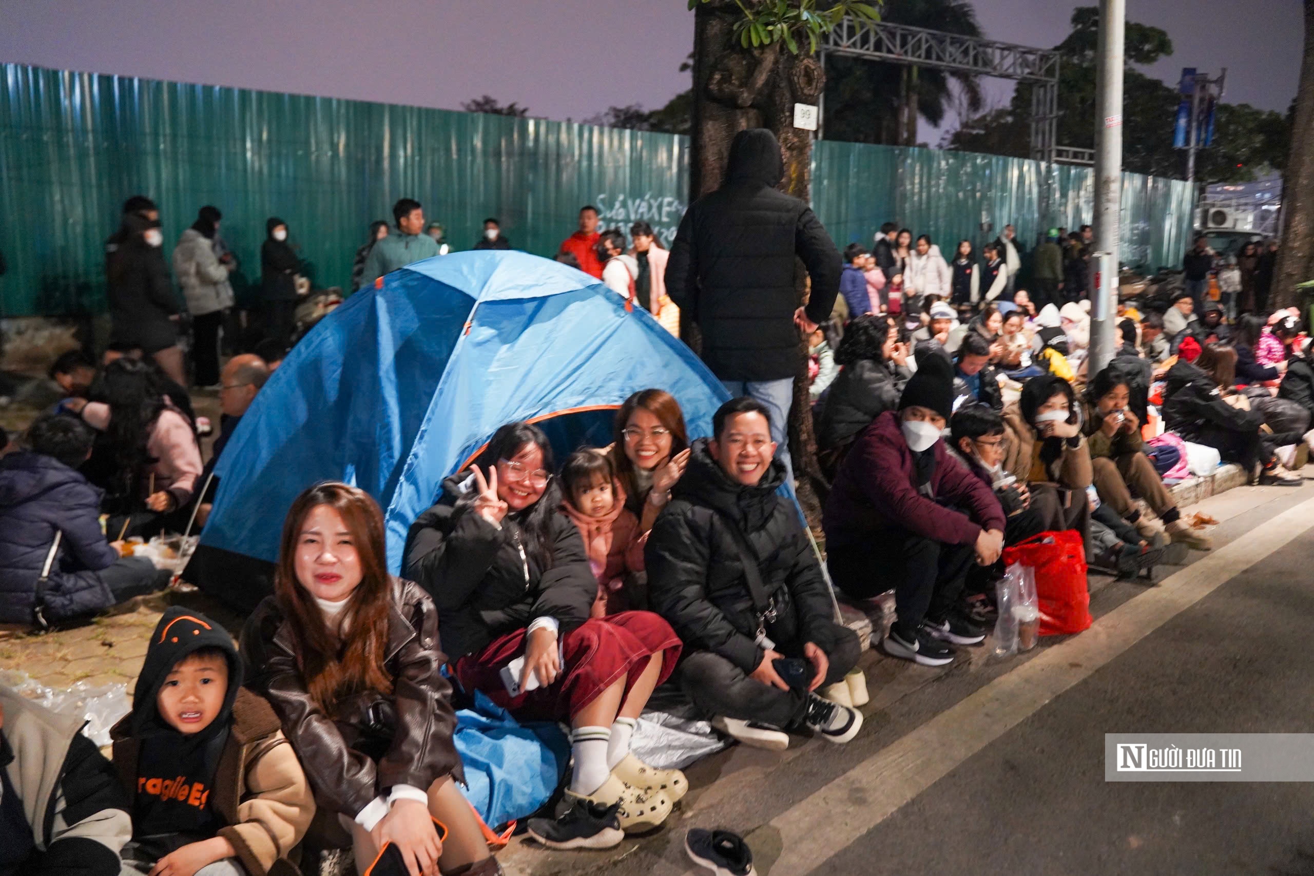 Người d&acirc;n h&aacute;o hức đi xem m&agrave;n ph&aacute;o hoa lớn nhất lịch sử mừng Đại hội Đảng- Ảnh 5.