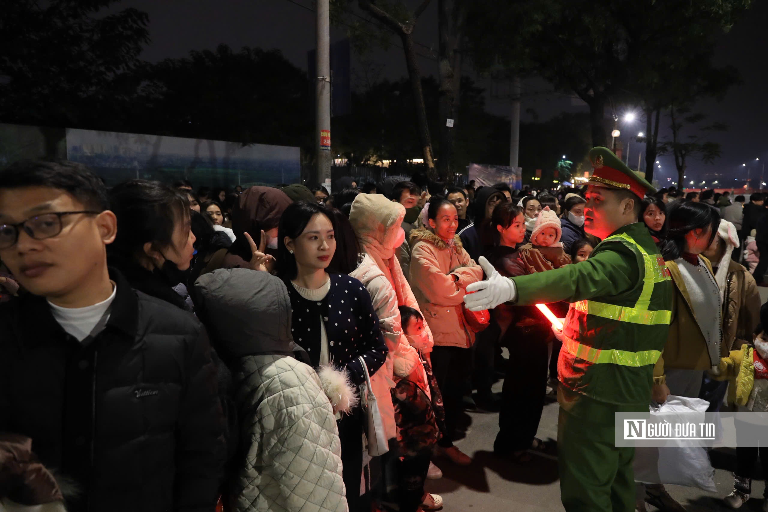 Người d&acirc;n h&aacute;o hức đi xem m&agrave;n ph&aacute;o hoa lớn nhất lịch sử mừng Đại hội Đảng- Ảnh 10.