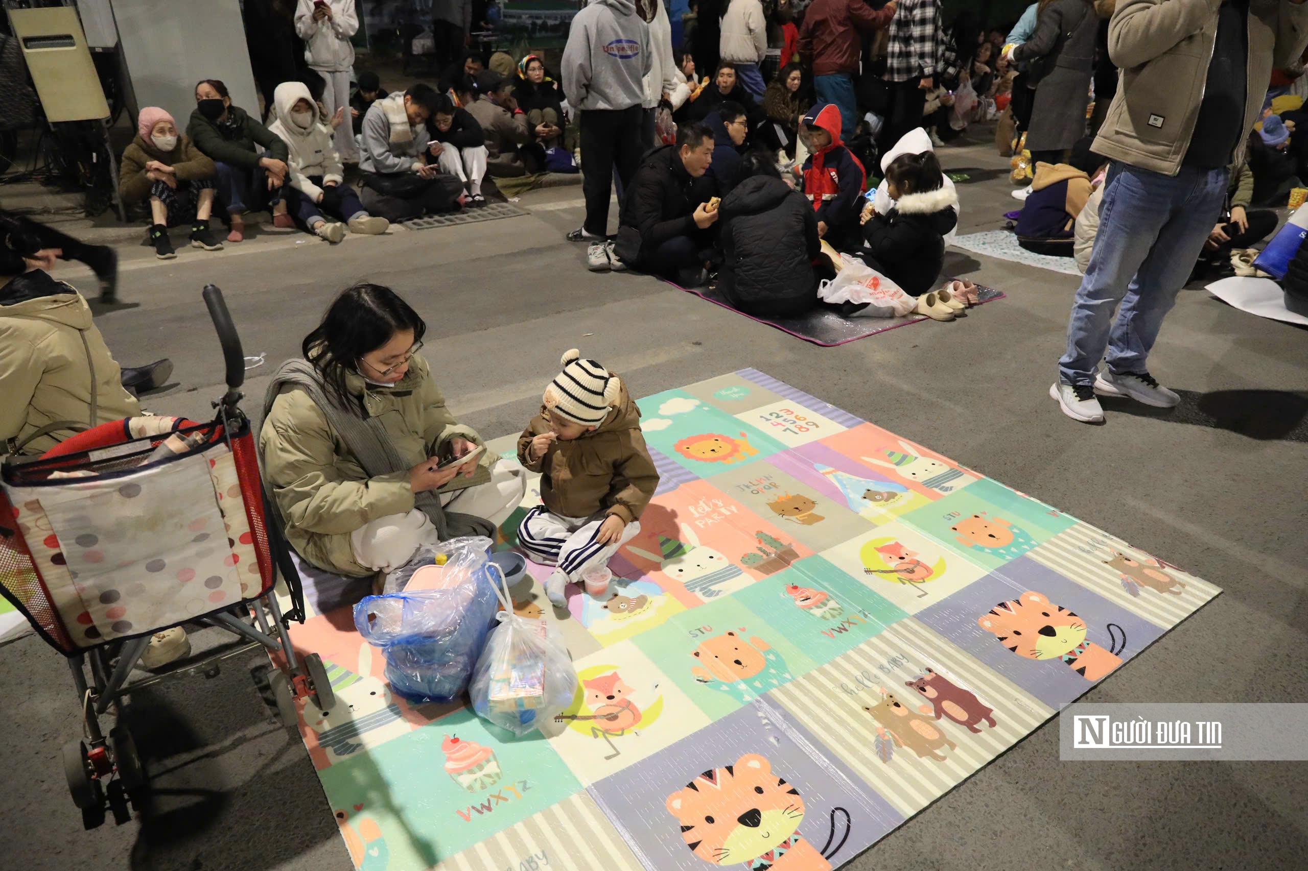 Người d&acirc;n h&aacute;o hức đi xem m&agrave;n ph&aacute;o hoa lớn nhất lịch sử mừng Đại hội Đảng- Ảnh 4.