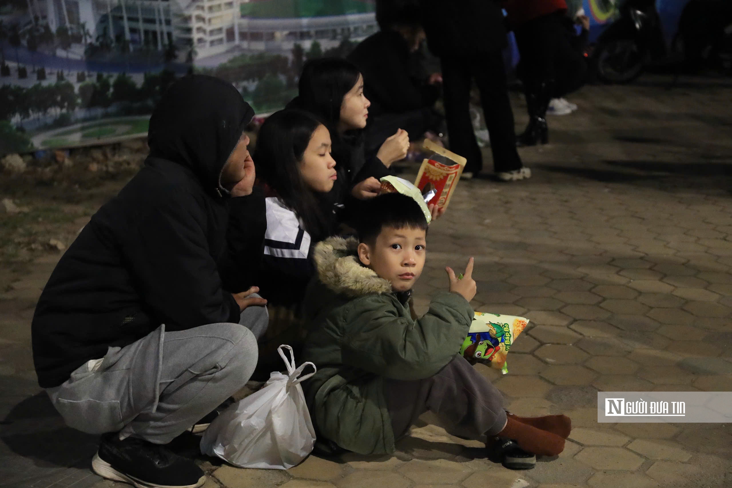 Người d&acirc;n h&aacute;o hức đi xem m&agrave;n ph&aacute;o hoa lớn nhất lịch sử mừng Đại hội Đảng- Ảnh 6.