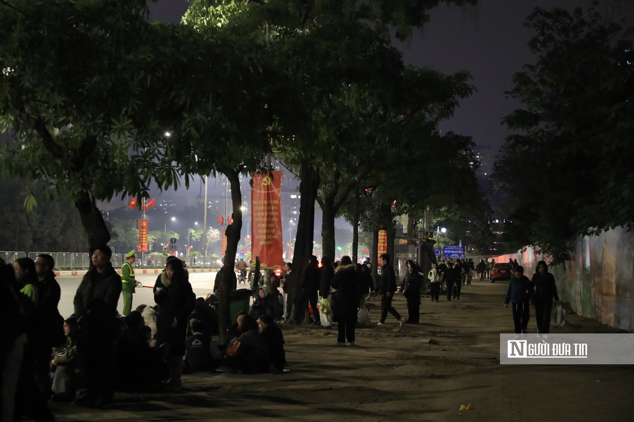Người d&acirc;n h&aacute;o hức đi xem m&agrave;n ph&aacute;o hoa lớn nhất lịch sử mừng Đại hội Đảng- Ảnh 3.