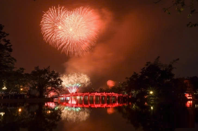 Màn bắn pháo hoa lớn "chưa từng có" thắp sáng bầu trời Hà Nội tối nay: Đứng xem vị trí nào đẹp nhất? - Ảnh 1.