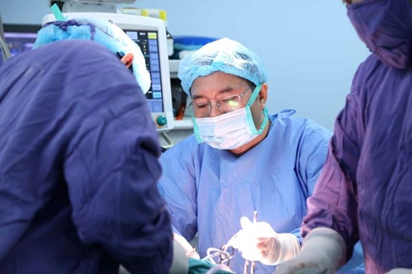 Nam thiếu niên 15 tuổi nguy cơ mất bàn tay vì pháo nổ - Ảnh 2.