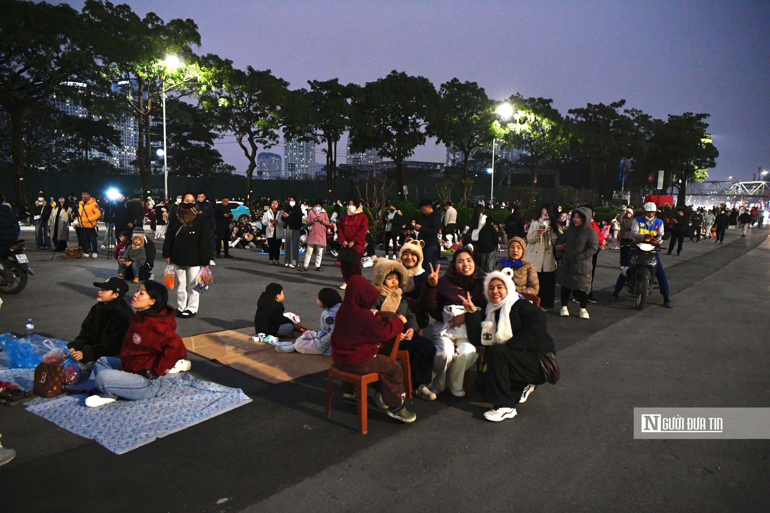 Người d&acirc;n h&aacute;o hức đi xem m&agrave;n ph&aacute;o hoa lớn nhất lịch sử mừng Đại hội Đảng- Ảnh 9.