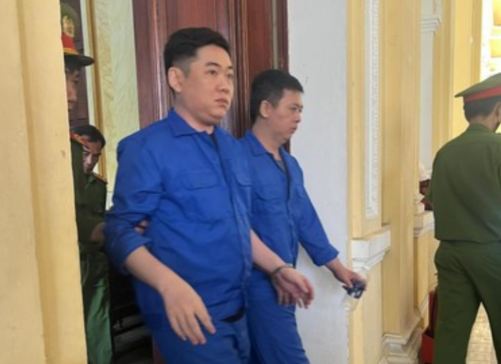 Giám đốc vận chuyển trái phép gần 13.000 tỷ đồng qua biên giới bị phạt 13 năm tù- Ảnh 1.