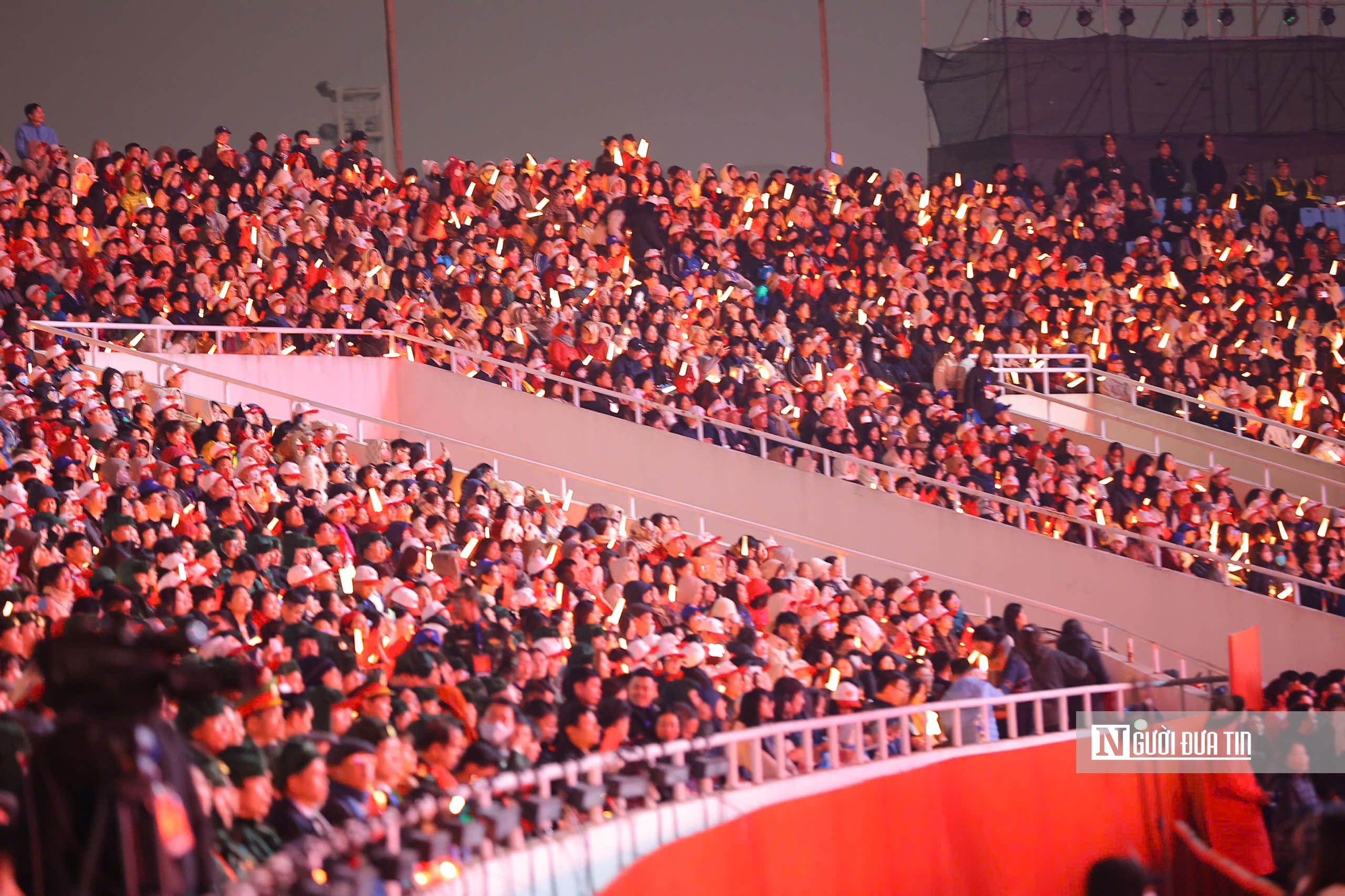 Người d&acirc;n h&aacute;o hức đi xem m&agrave;n ph&aacute;o hoa lớn nhất lịch sử mừng Đại hội Đảng- Ảnh 11.