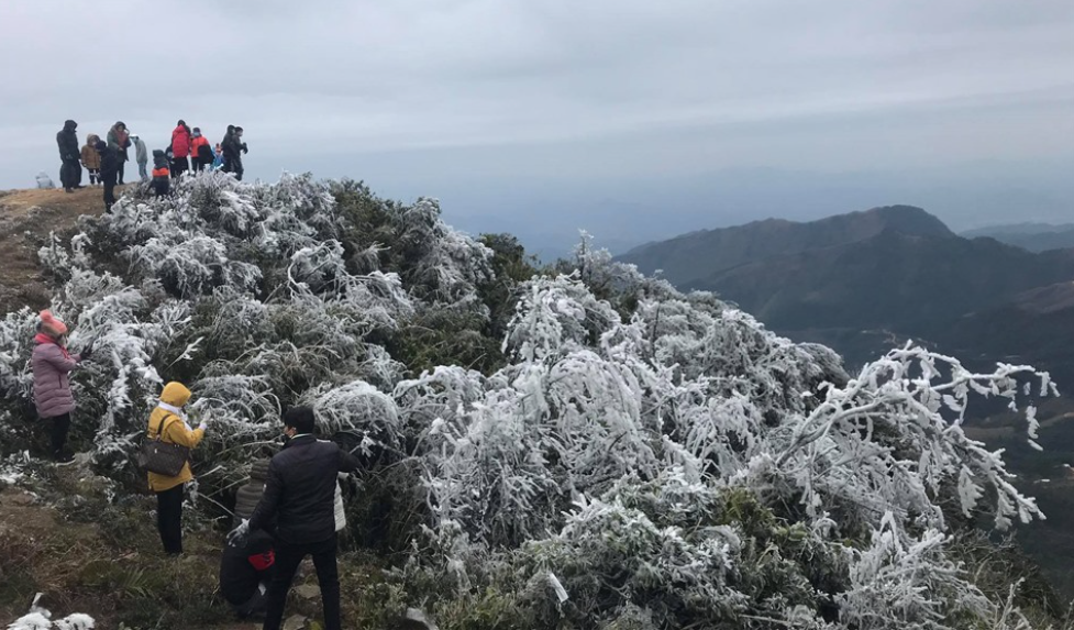 Miền Bắc “đóng băng” trong rét đậm, không khí lạnh cực mạnh tiếp tục dồn xuống Trung Bộ - Ảnh 1.