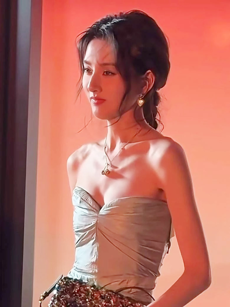 "Em gái quốc dân" - Tống Tổ Nhi xuất hiện với ngoại hình gây lo lắng - Ảnh 3.