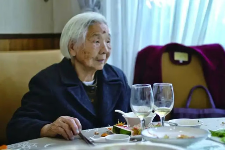 Cụ b&agrave; 101 tuổi sống thọ nhờ b&iacute; quyết "ngược đời" th&iacute;ch ăn vặt v&agrave; xem TV đ&ecirc;m khuya- Ảnh 2.