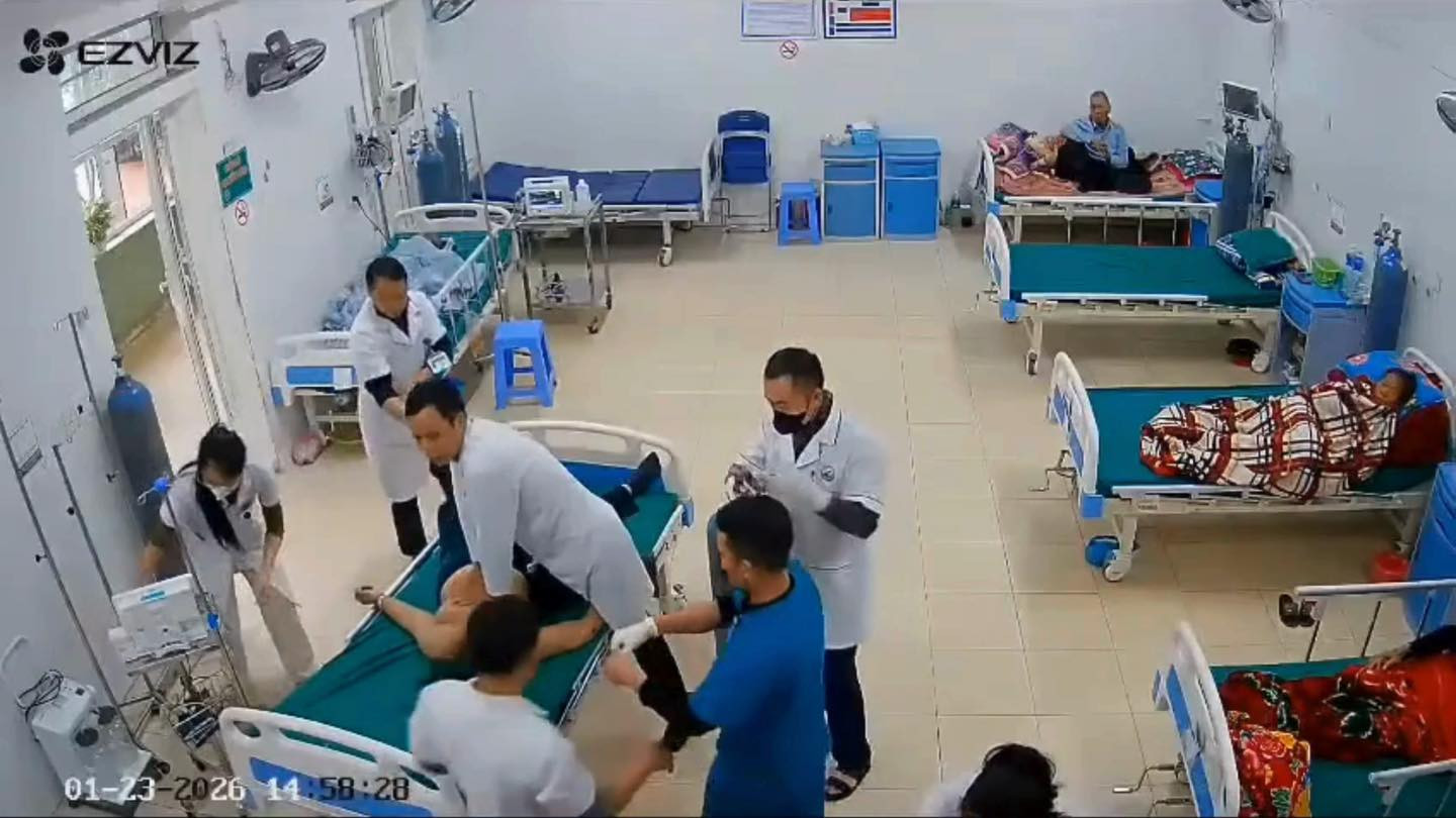 Chờ khám vì khàn tiếng, người phụ nữ đột ngột ngừng tim - Ảnh 1.