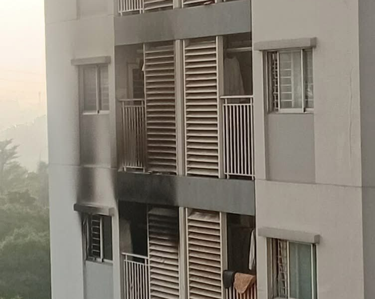 Cháy căn hộ chung cư ở Tp.HCM lúc rạng sáng, 3 người nguy kịch do ngạt khói- Ảnh 1.