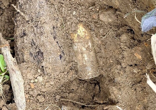 Phát hiện bom chùm trước cổng trường tiểu học - Ảnh 3.