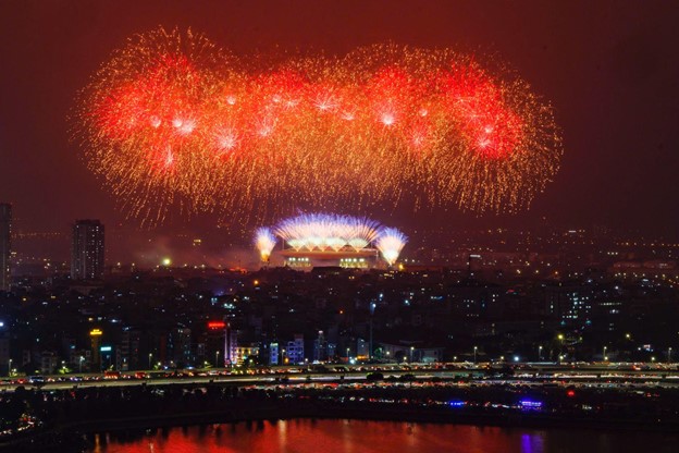 Kh&ocirc;ng cần đợi giao thừa, "vua ph&aacute;o hoa" Sun Group khiến Mỹ Đ&igrave;nh rực s&aacute;ng như lễ hội ph&aacute;o hoa thế giới- Ảnh 1.