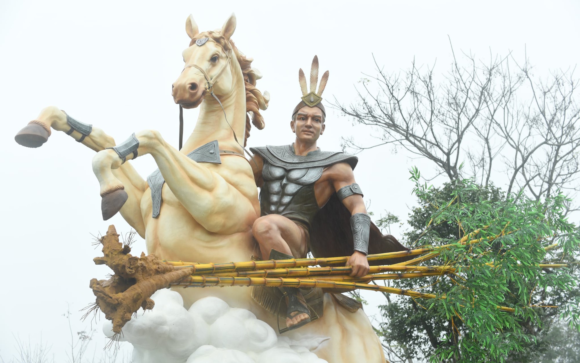 Linh vật ngựa Th&aacute;nh Gi&oacute;ng cao gần 7m gấp r&uacute;t &ldquo;về đ&iacute;ch&rdquo; trước ng&agrave;y ra mắt Đường hoa Nguyễn Huệ 2026 - Ảnh 9.