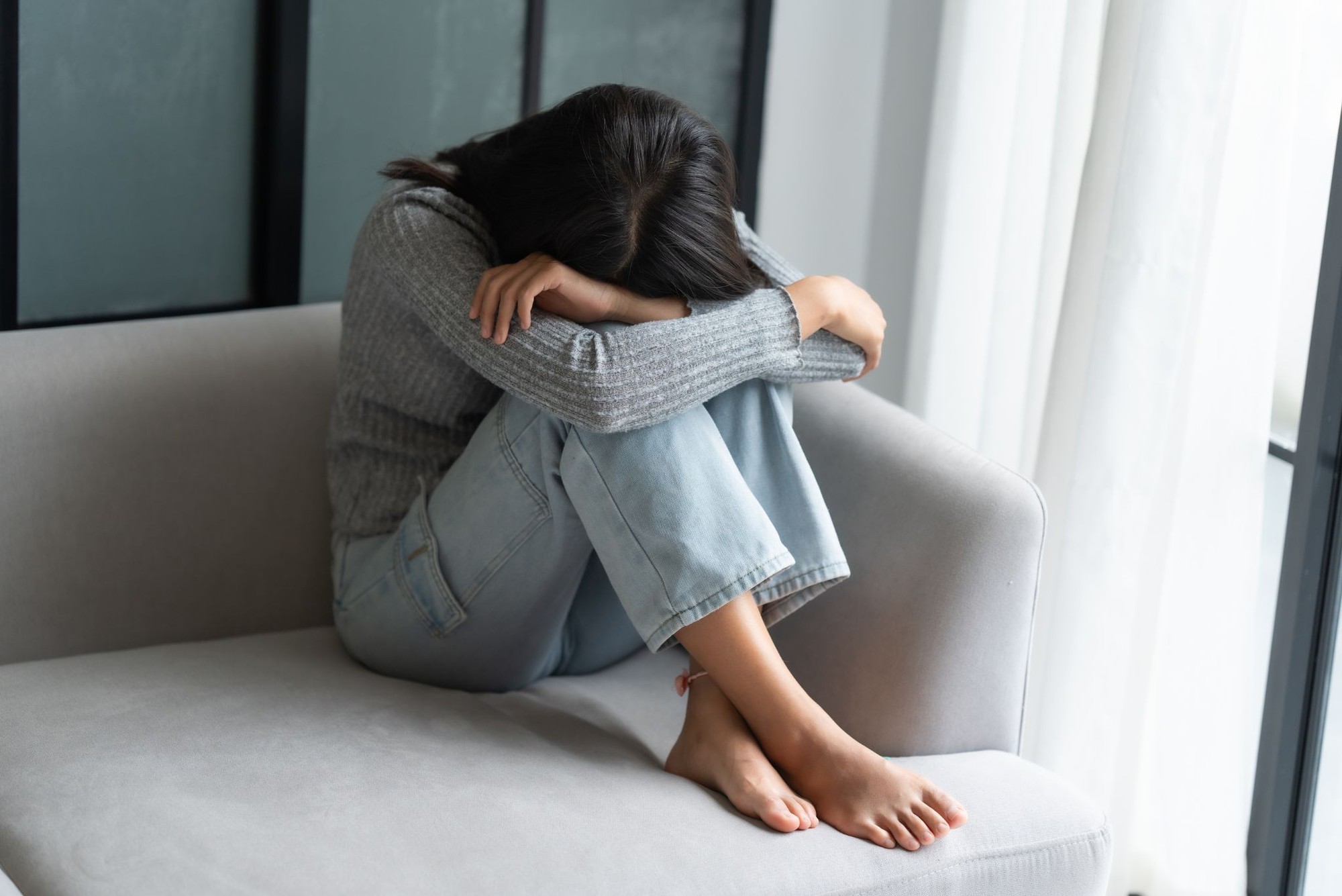 Thế hệ lớn lên trong bất định và những mối quan hệ lưng chừng - Ảnh 1.