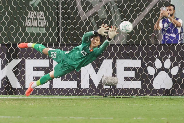 Người hùng của U23 Việt Nam với phong cách đời thường giản dị nhưng sáng bừng- Ảnh 2.