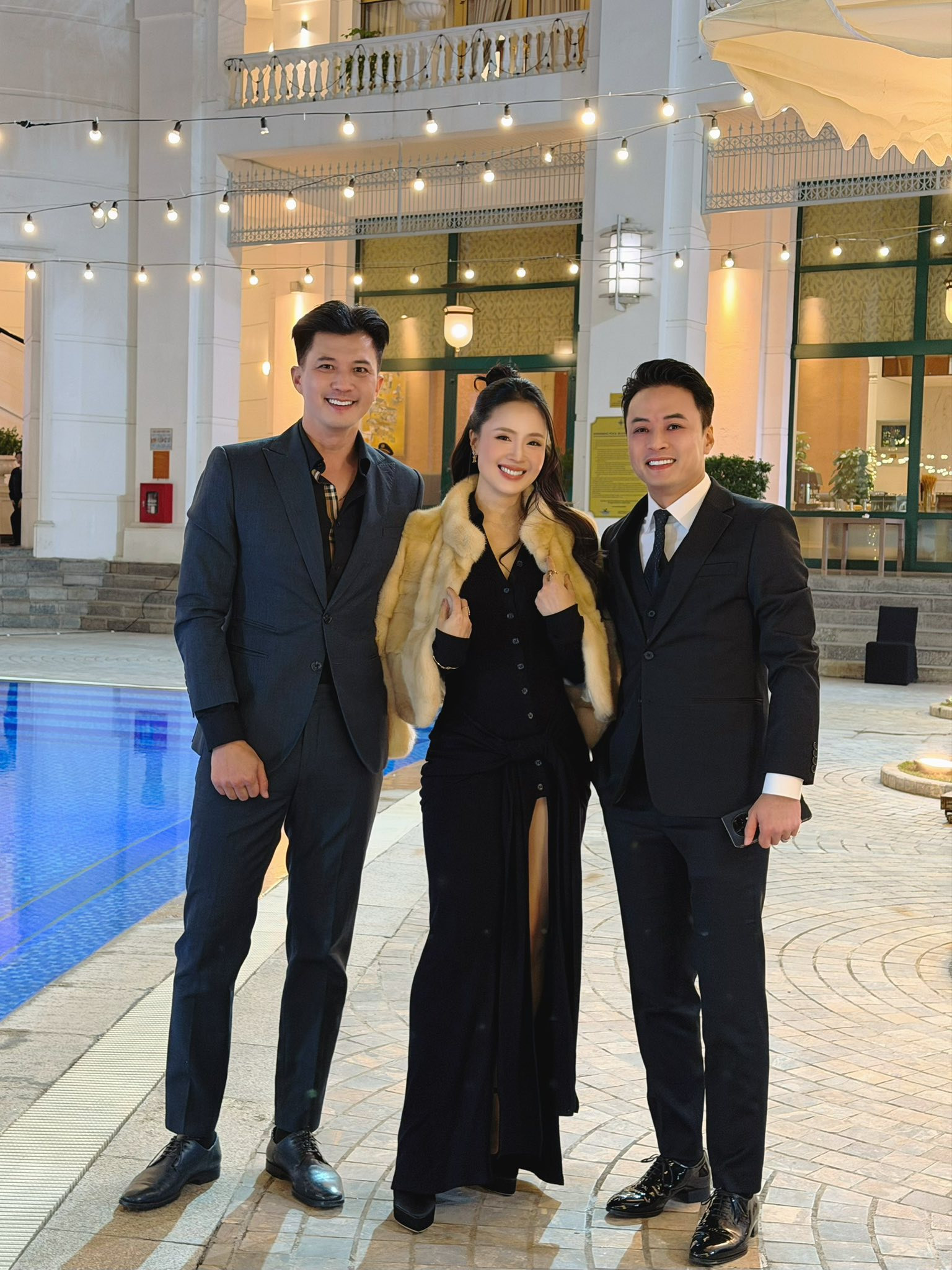 "Cặp đôi vàng" của phim truyền hình gây sốt mạng xã hội khi đăng ảnh hội ngộ sau nhiều năm- Ảnh 2. "Cặp đôi vàng" của phim truyền hình gây sốt mạng xã hội khi đăng ảnh hội ngộ sau nhiều năm- Ảnh 2.