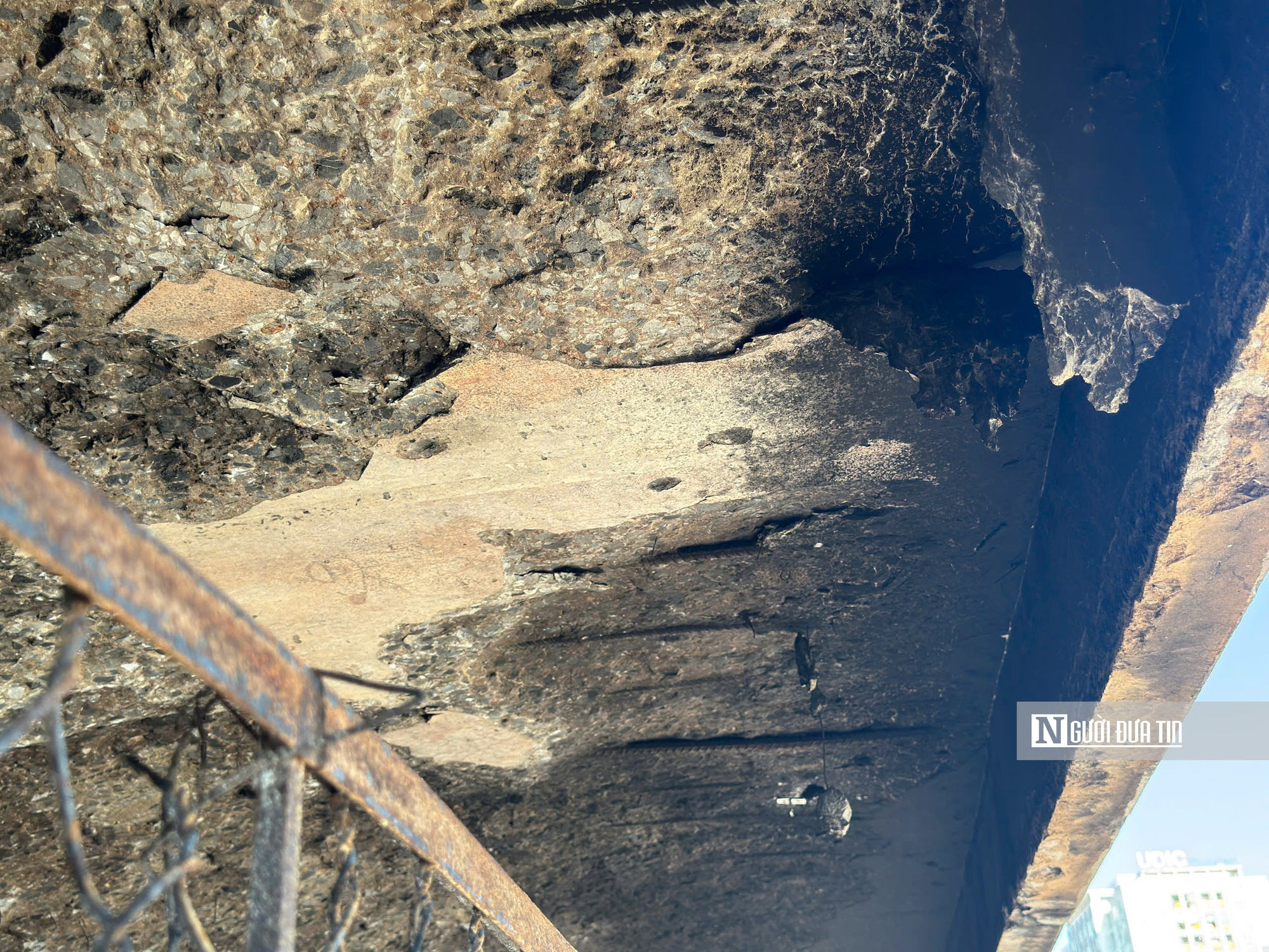 Hoàn thiện công tác sửa chữa đường dẫn cầu Vĩnh Tuy sau sự cố cháy bãi xe- Ảnh 9.