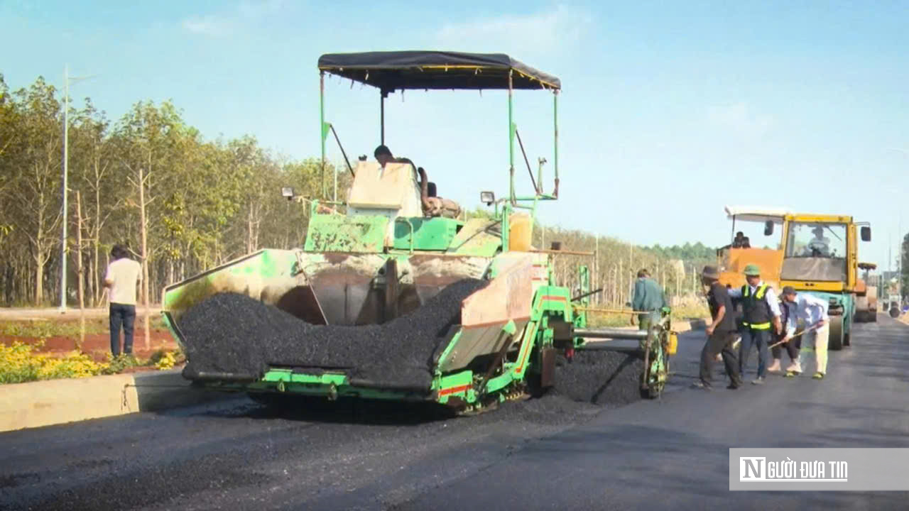 Chạy đua từng m&eacute;t tr&ecirc;n c&ocirc;ng trường đường V&agrave;nh đai 1 Long Kh&aacute;nh để kịp ng&agrave;y th&ocirc;ng xe- Ảnh 1.