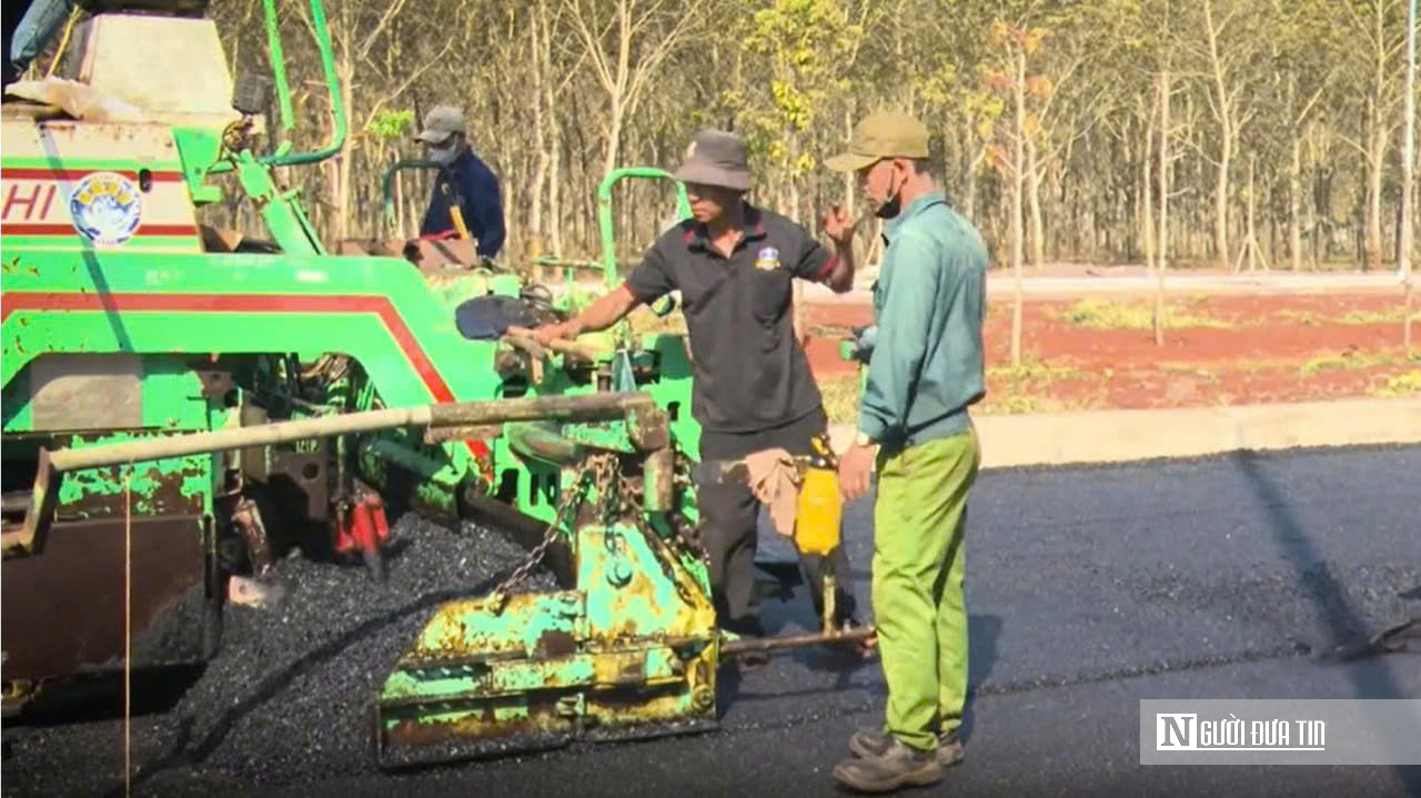 Chạy đua từng m&eacute;t tr&ecirc;n c&ocirc;ng trường đường V&agrave;nh đai 1 Long Kh&aacute;nh để kịp ng&agrave;y th&ocirc;ng xe- Ảnh 2.