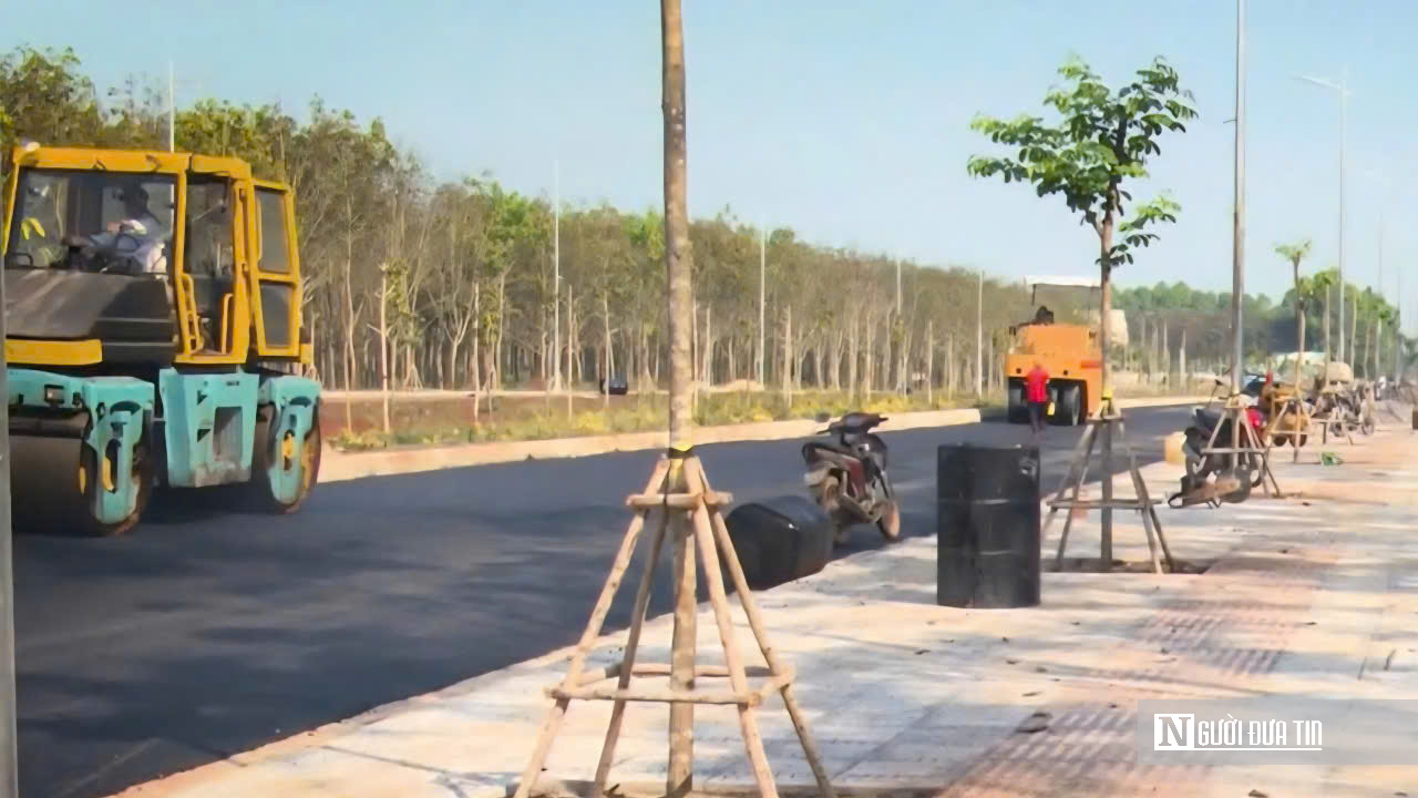 Chạy đua từng m&eacute;t tr&ecirc;n c&ocirc;ng trường đường V&agrave;nh đai 1 Long Kh&aacute;nh để kịp ng&agrave;y th&ocirc;ng xe- Ảnh 3.