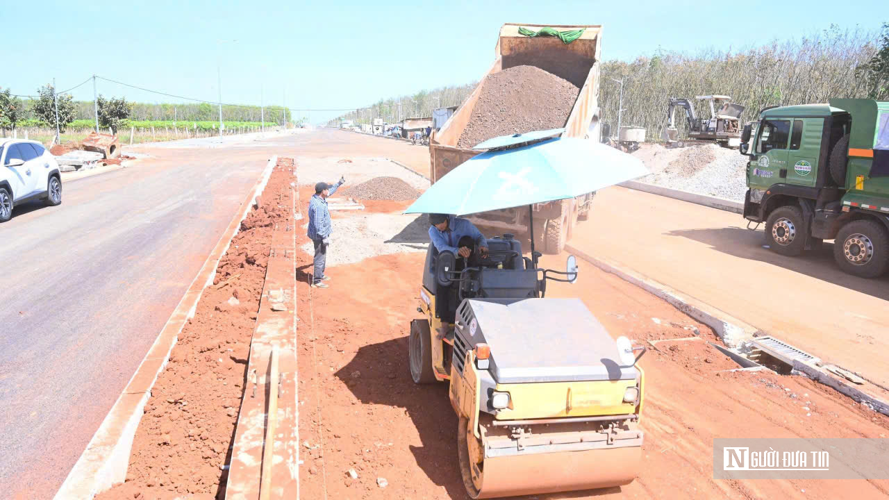 Chạy đua từng m&eacute;t tr&ecirc;n c&ocirc;ng trường đường V&agrave;nh đai 1 Long Kh&aacute;nh để kịp ng&agrave;y th&ocirc;ng xe- Ảnh 4.