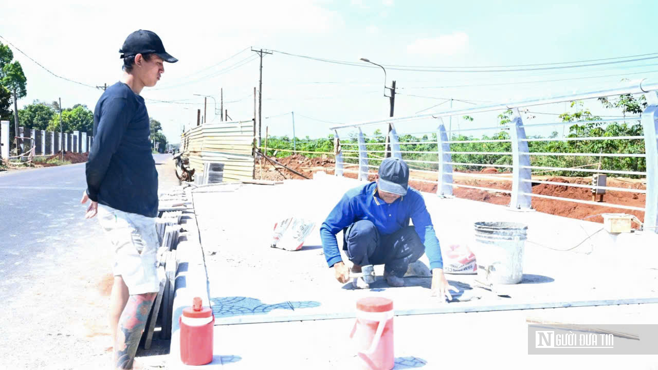 Chạy đua từng m&eacute;t tr&ecirc;n c&ocirc;ng trường đường V&agrave;nh đai 1 Long Kh&aacute;nh để kịp ng&agrave;y th&ocirc;ng xe- Ảnh 6.