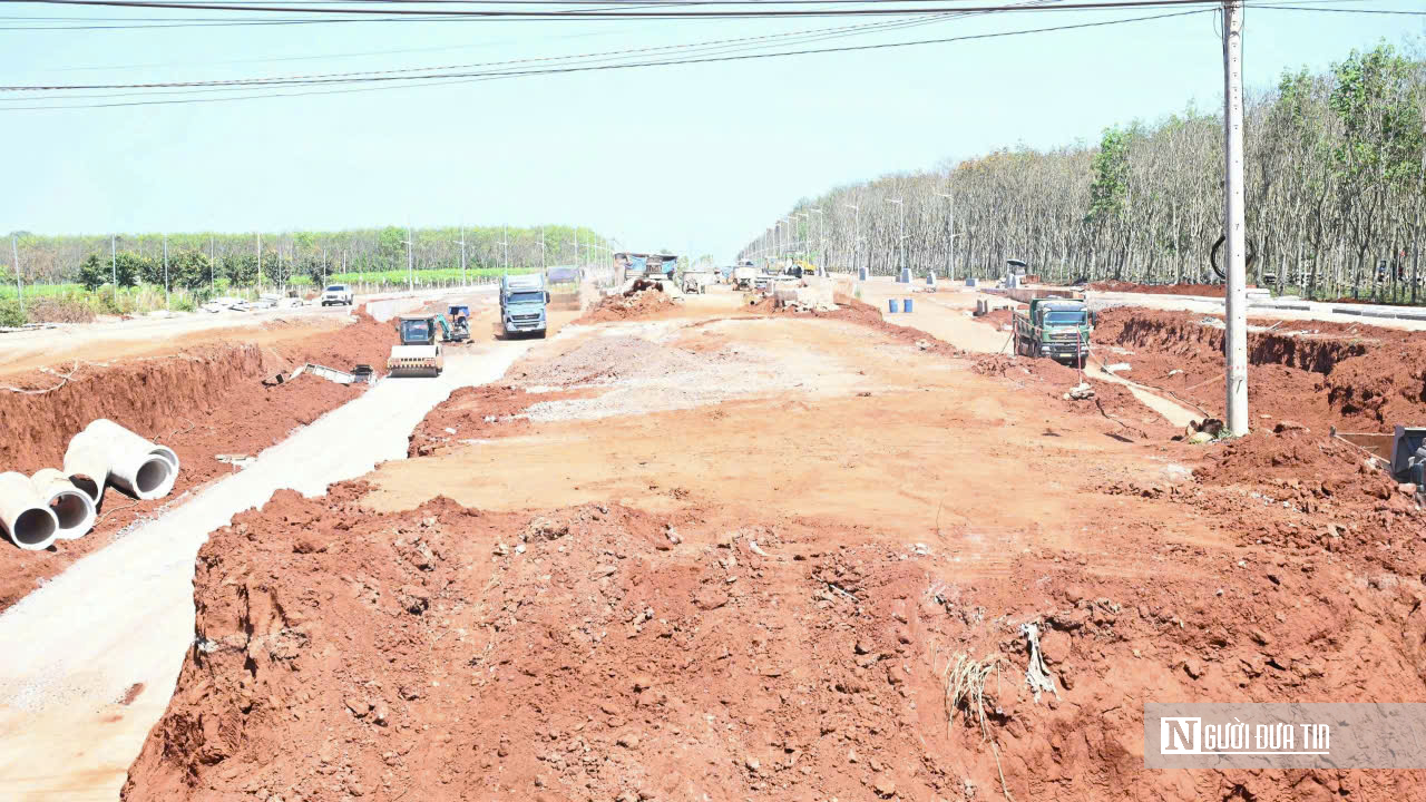 Chạy đua từng m&eacute;t tr&ecirc;n c&ocirc;ng trường đường V&agrave;nh đai 1 Long Kh&aacute;nh để kịp ng&agrave;y th&ocirc;ng xe- Ảnh 8.