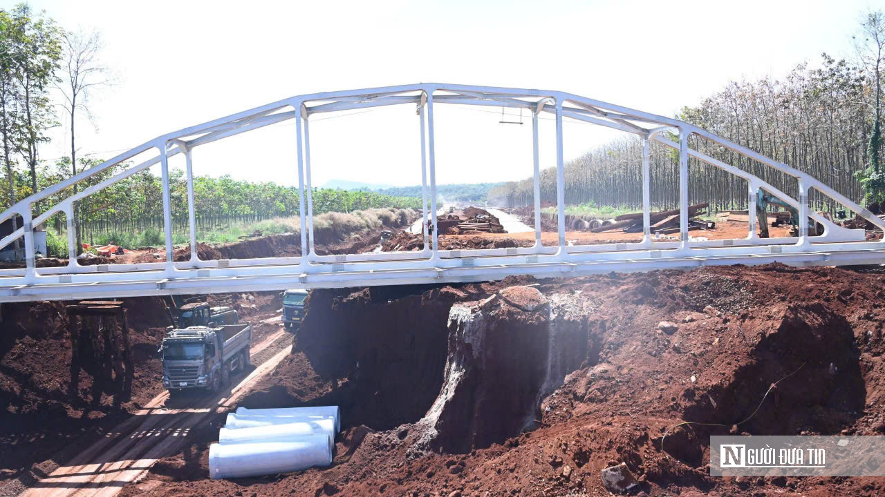 Chạy đua từng m&eacute;t tr&ecirc;n c&ocirc;ng trường đường V&agrave;nh đai 1 Long Kh&aacute;nh để kịp ng&agrave;y th&ocirc;ng xe- Ảnh 9.