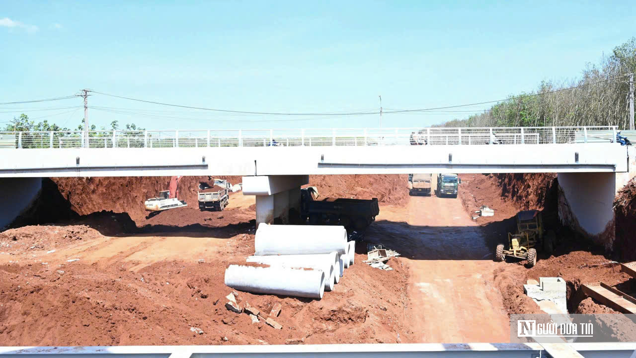 Chạy đua từng m&eacute;t tr&ecirc;n c&ocirc;ng trường đường V&agrave;nh đai 1 Long Kh&aacute;nh để kịp ng&agrave;y th&ocirc;ng xe- Ảnh 10.