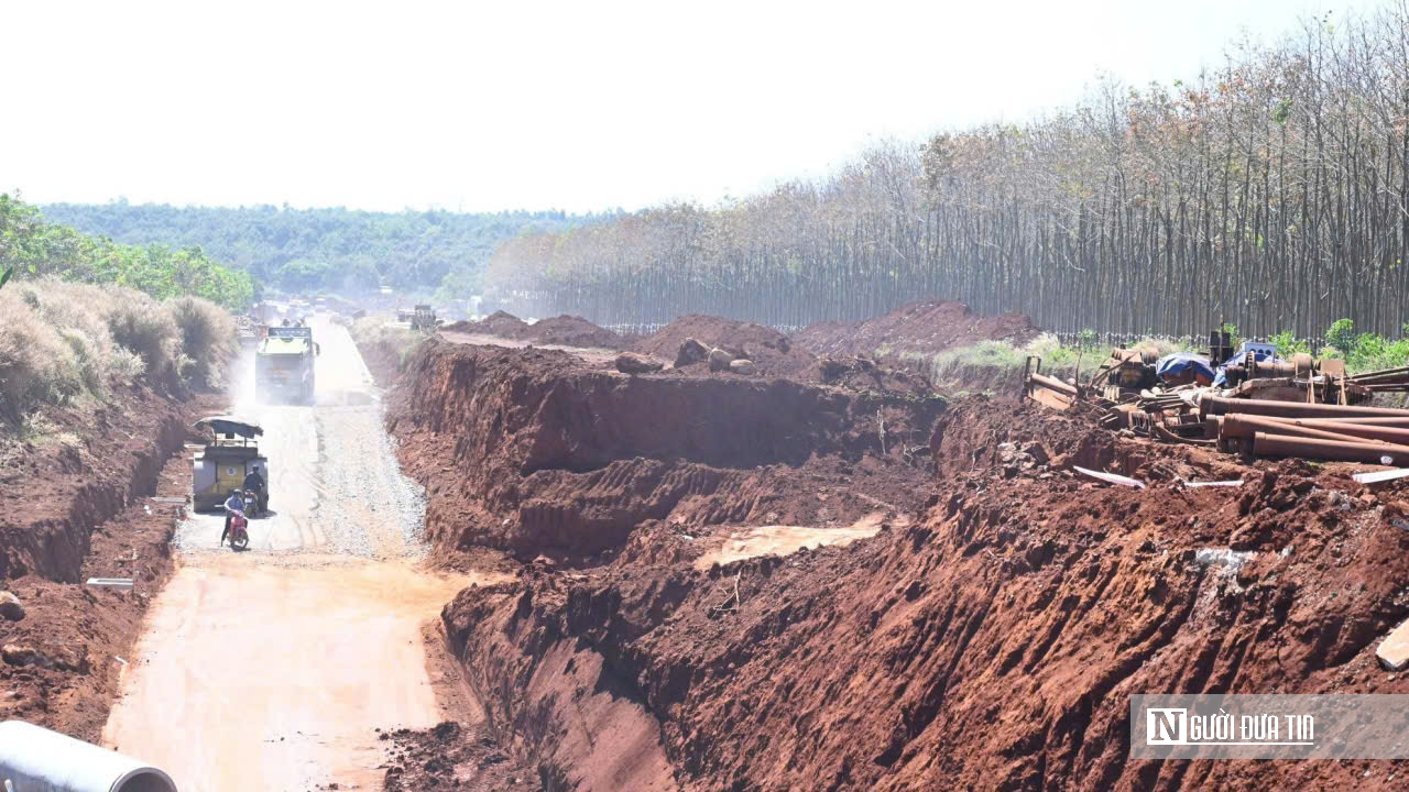 Chạy đua từng m&eacute;t tr&ecirc;n c&ocirc;ng trường đường V&agrave;nh đai 1 Long Kh&aacute;nh để kịp ng&agrave;y th&ocirc;ng xe- Ảnh 11.