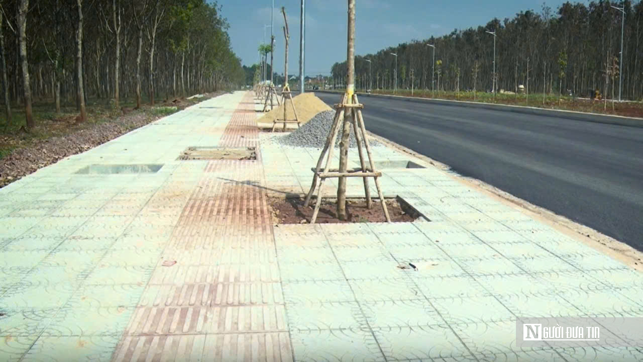 Chạy đua từng m&eacute;t tr&ecirc;n c&ocirc;ng trường đường V&agrave;nh đai 1 Long Kh&aacute;nh để kịp ng&agrave;y th&ocirc;ng xe- Ảnh 12.