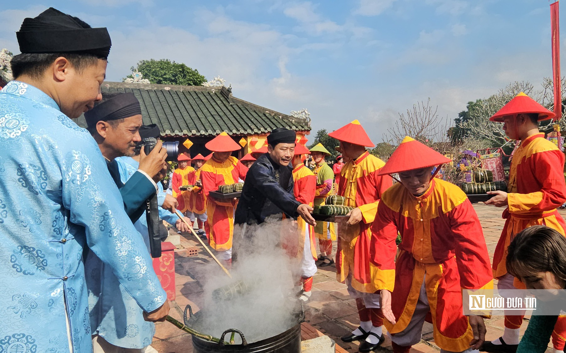 Xem c&aacute;c đ&ocirc; vật nh&iacute; tranh t&agrave;i tại lễ hội vật truyền thống ở Huế- Ảnh 12.