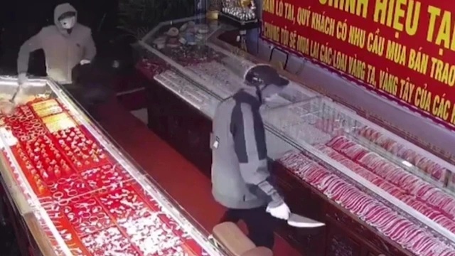 2 đối tượng táo tợn dùng dao bầu cướp tiệm vàng ở Ninh Bình- Ảnh 1. 2 đối tượng táo tợn dùng dao bầu cướp tiệm vàng ở Ninh Bình- Ảnh 1.