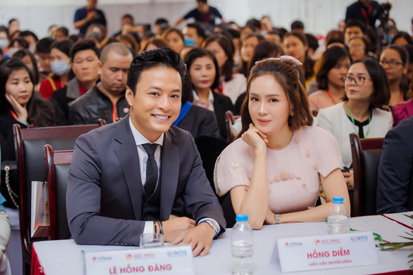 "Cặp đôi vàng" của phim truyền hình gây sốt mạng xã hội khi đăng ảnh hội ngộ sau nhiều năm- Ảnh 7. "Cặp đôi vàng" của phim truyền hình gây sốt mạng xã hội khi đăng ảnh hội ngộ sau nhiều năm- Ảnh 7.