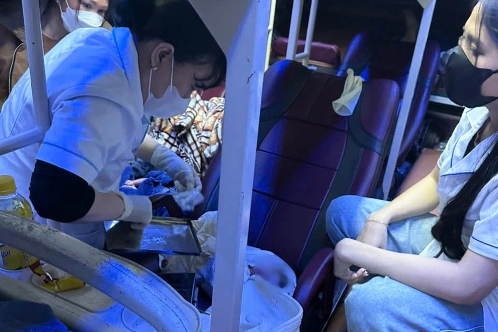 Hy hữu sản phụ mang song thai “vượt cạn” trên xe khách đường dài- Ảnh 1.