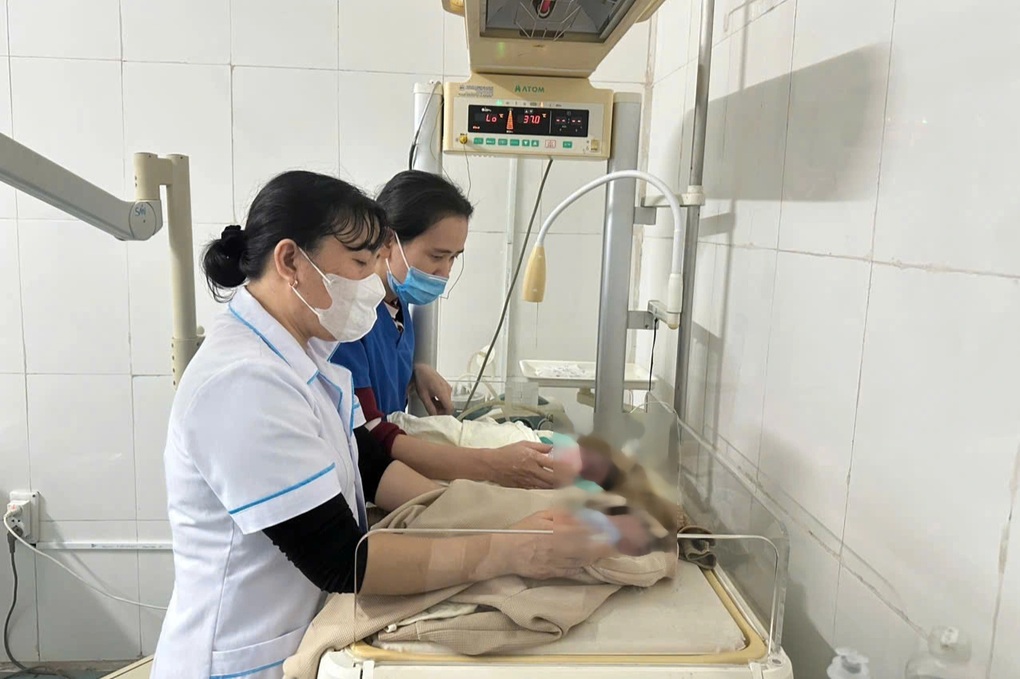 Hy hữu sản phụ mang song thai “vượt cạn” trên xe khách đường dài- Ảnh 2.