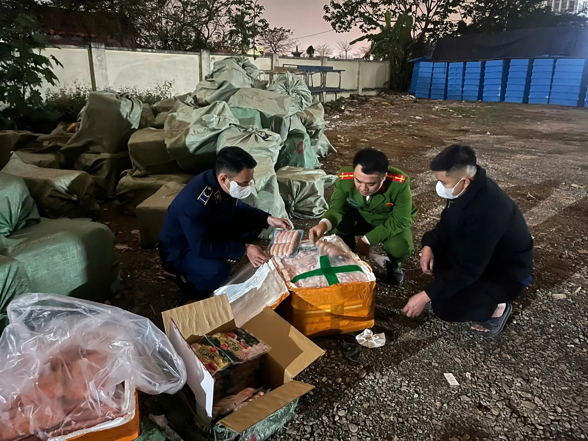 Phát hiện 10 tấn nầm heo, tràng trứng, lạp xưởng không rõ nguồn gốc- Ảnh 1. Phát hiện 10 tấn nầm heo, tràng trứng, lạp xưởng không rõ nguồn gốc- Ảnh 1.