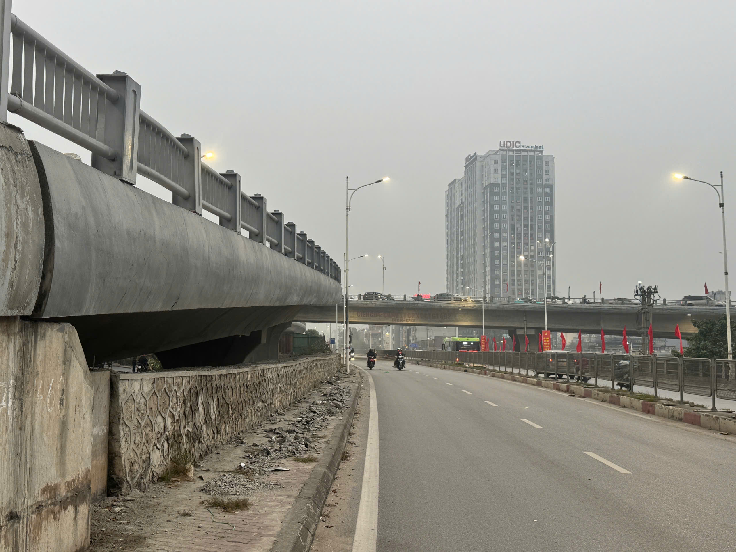 Hoàn thiện công tác sửa chữa đường dẫn cầu Vĩnh Tuy sau sự cố cháy bãi xe- Ảnh 5.