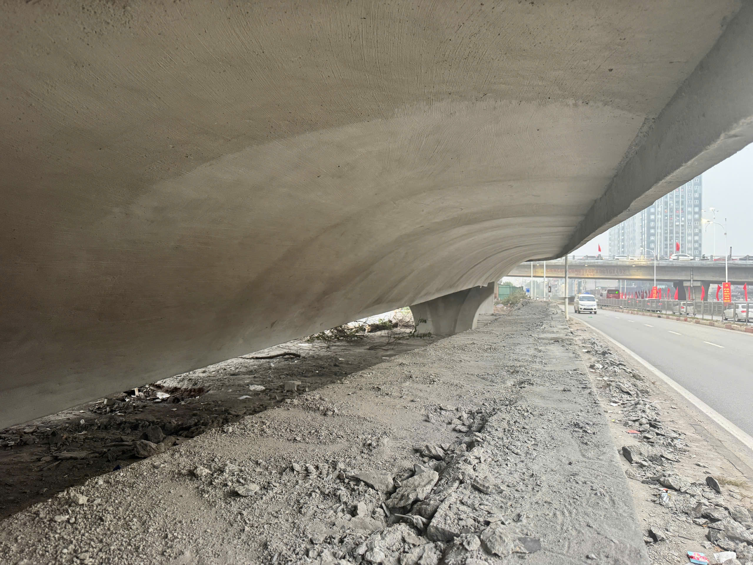 Hoàn thiện công tác sửa chữa đường dẫn cầu Vĩnh Tuy sau sự cố cháy bãi xe- Ảnh 10.