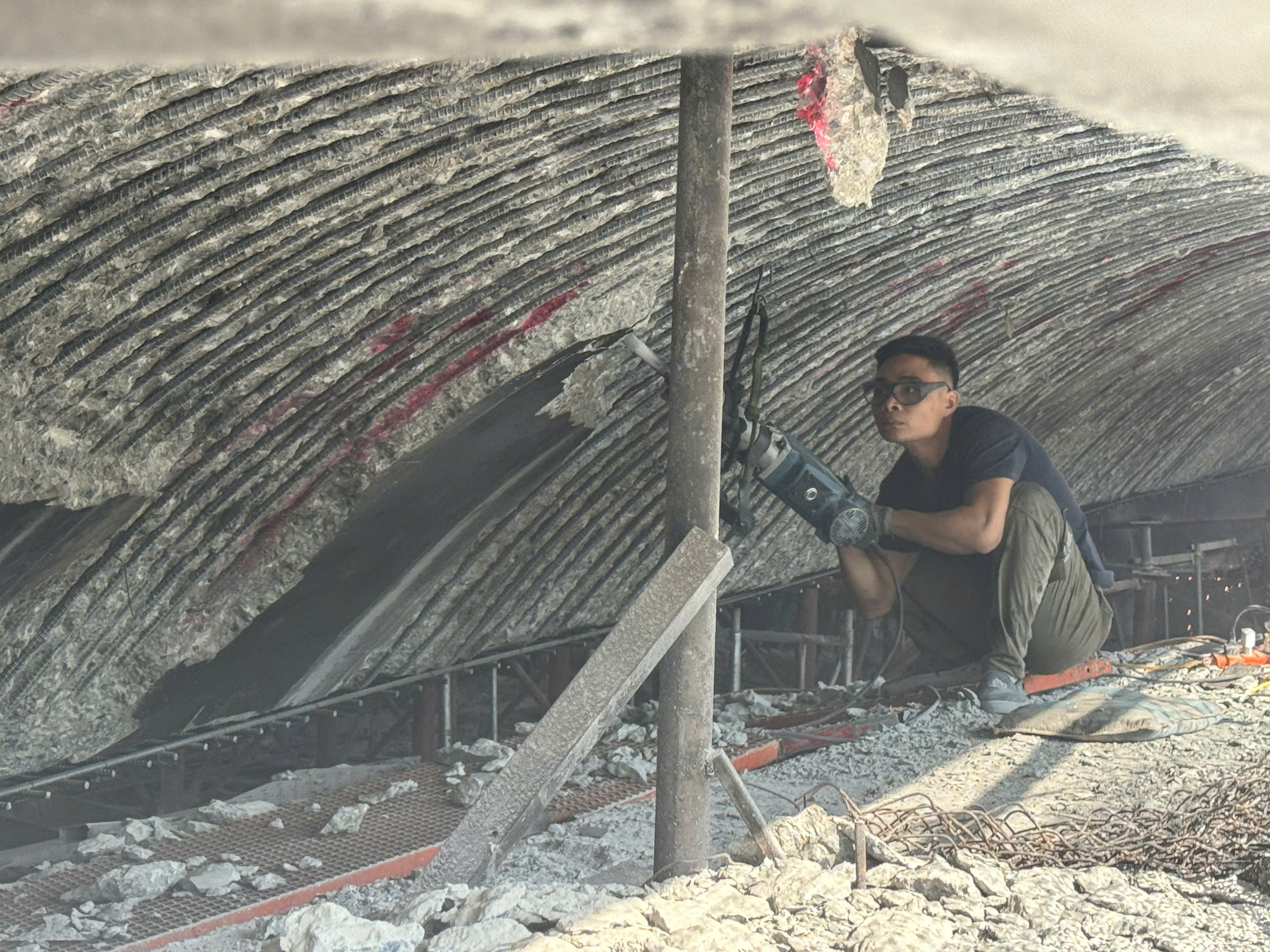 Hoàn thiện công tác sửa chữa đường dẫn cầu Vĩnh Tuy sau sự cố cháy bãi xe- Ảnh 11.