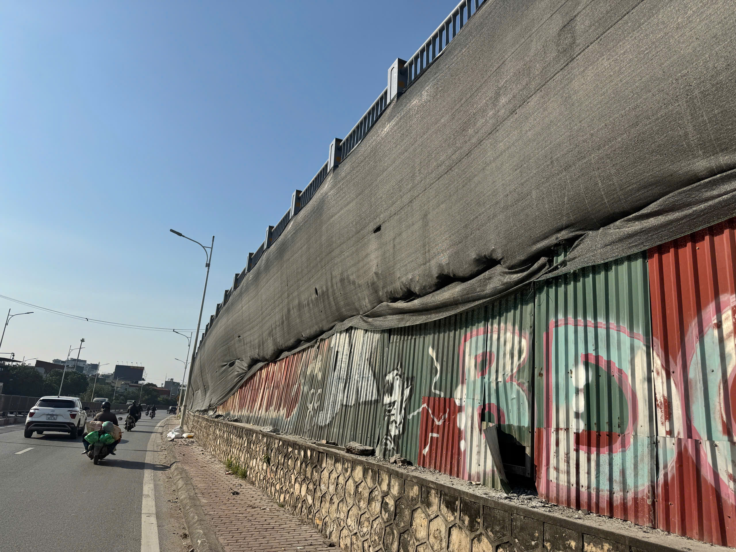 Hoàn thiện công tác sửa chữa đường dẫn cầu Vĩnh Tuy sau sự cố cháy bãi xe- Ảnh 6.