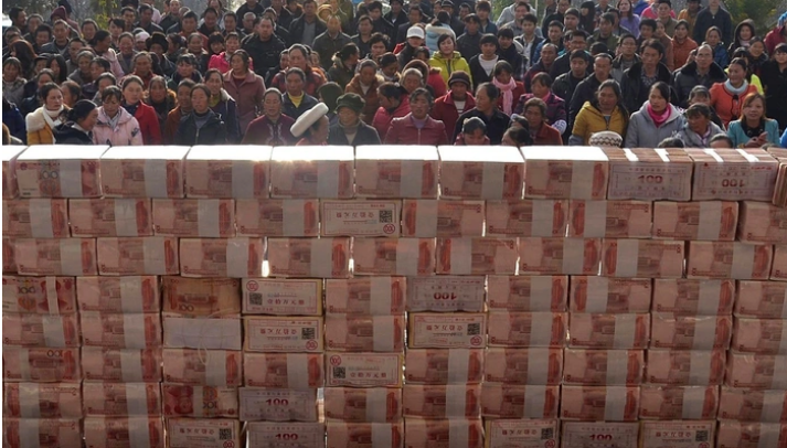 Thưởng Tết kiểu “không ai dám nghĩ”: Có nơi xây hẳn… bức tường tiền mặt chia cho dân - Ảnh 1.