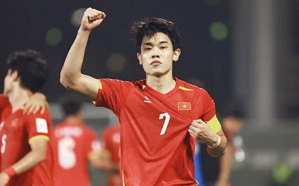 Cú "nhổ giò" thoát còi của cầu thủ Đình Bắc từ 1m50 cao lên 1m80 - Ảnh 6.